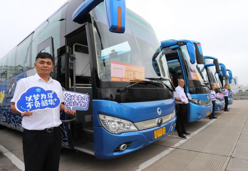 你們乘風(fēng)破浪 我們保駕護(hù)航 ——常運集團65輛大巴護(hù)送2400余名學(xué)子趕考