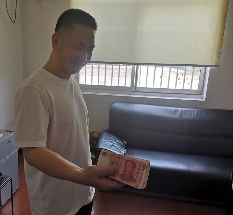 點(diǎn)贊！拾金不昧好的哥 萬元現(xiàn)金物歸原主