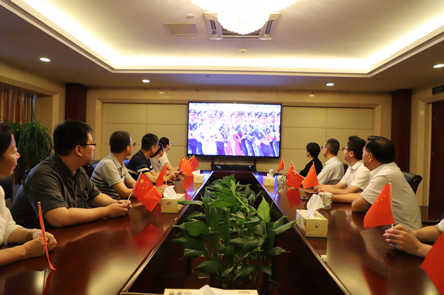 1常運(yùn)集團(tuán)公司領(lǐng)導(dǎo)和管理人員一起收看紀(jì)念中國(guó)人民抗日戰(zhàn)爭(zhēng)暨世界反法西斯戰(zhàn)爭(zhēng)勝利80周年閱兵式直播1